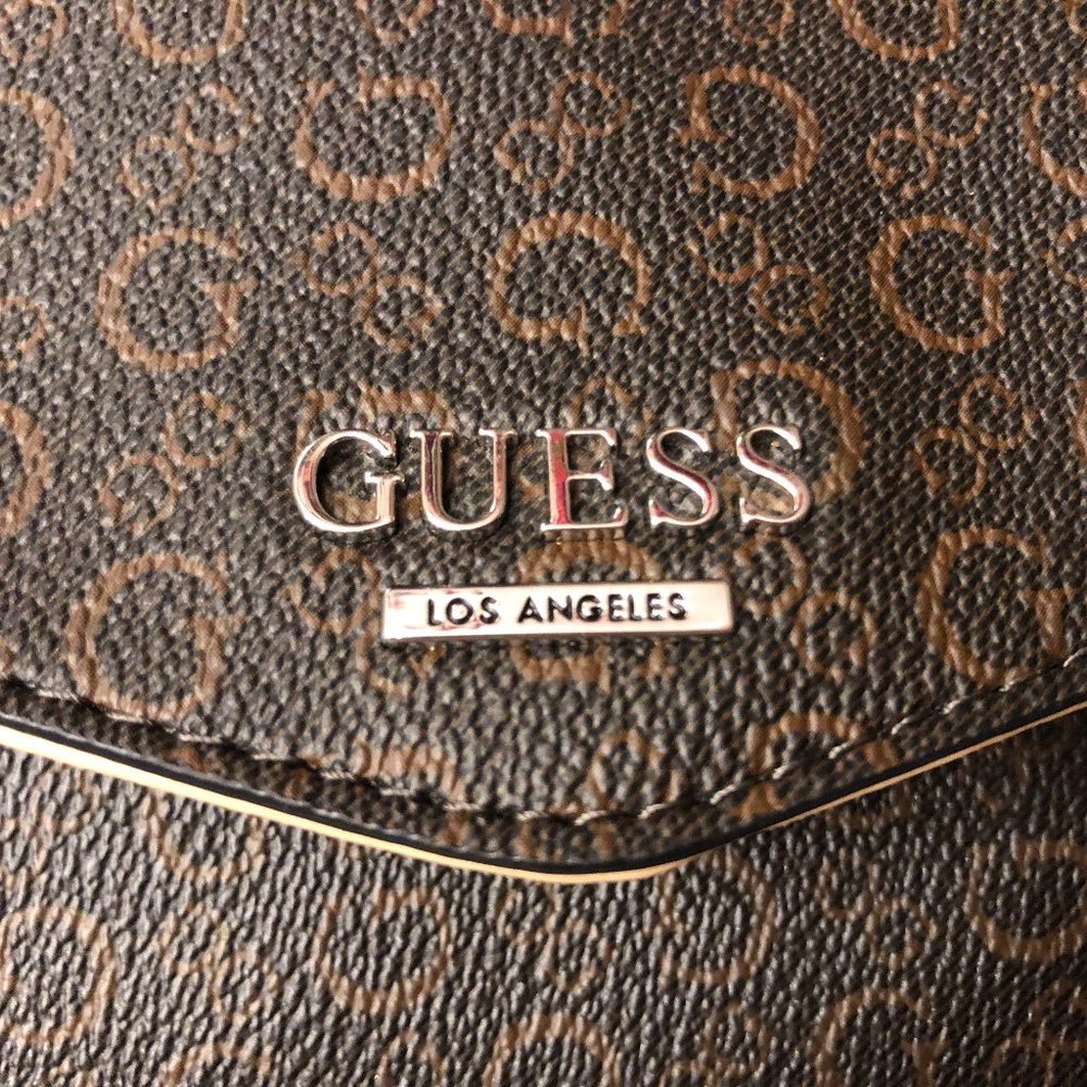 AUTHENTIC & NEW Classic Guess Shoulder/Crossbody Purse.
